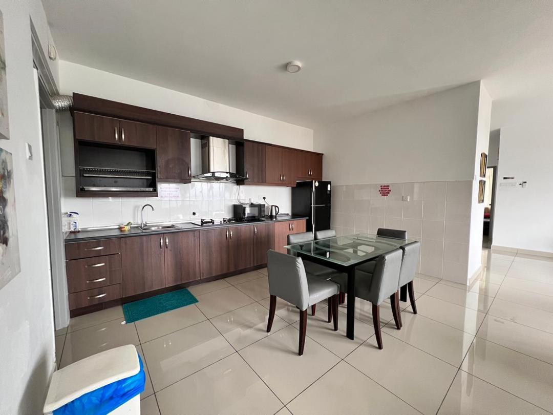 Apartment Alyssa 3r 3b *